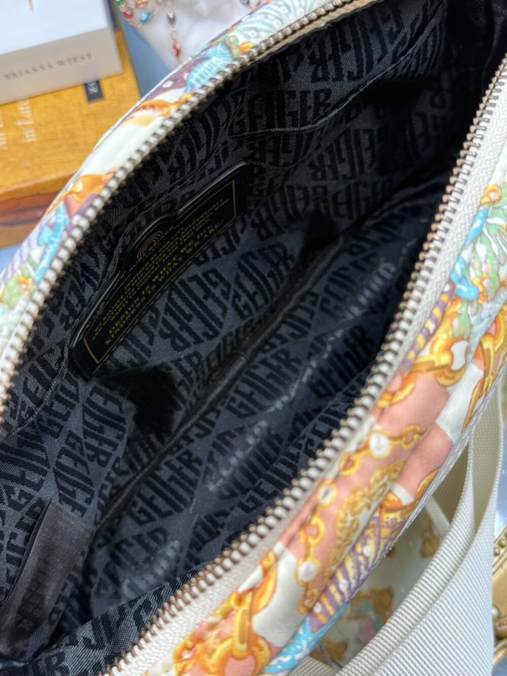 🆕 KURT GEIGER LONDON 🧿 NWOT Recycled Nylon Crossbody Bag, White Shell Print - Picture 11 of 13
